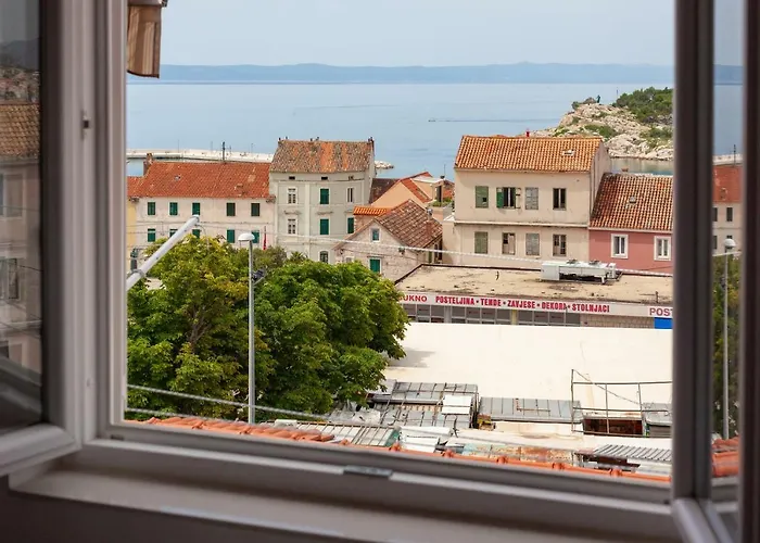 Konukevi Town Center Makarska